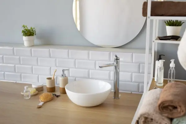 Top 5 accesorii care transformă orice baie mică într-una practică