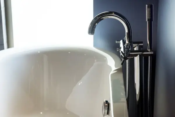Materiale și finisaje pentru baterii de baie, ce alegi: inox, alamă sau negru mat?